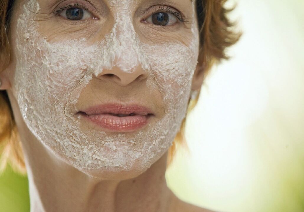 Masque rajeunissant pour la peau du visage après 50 ans