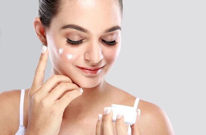 Avant d'utiliser le masseur, appliquez de la crème sur votre visage