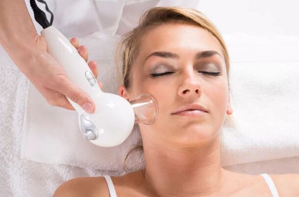 Une procédure de massage sous vide aidera à nettoyer la peau de votre visage et à lisser les rides