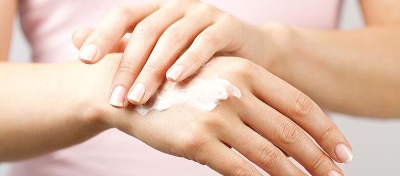 appliquer de la crème sur la peau des mains